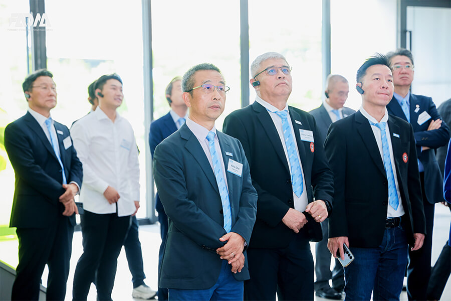 Delegates from member associations visited Hongrita’s showroom, fully automatic flexible mould production line, lights-out injection moulding workshops, GMP workshop and LSR injection moulding Work (1)